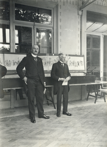 99866 Afbeelding van burgemeester dr. J.P. Fockema Andreae (links) en president-curator van de universiteit A. F. baron ...